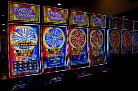 Caribbean Stud Poker live dealer table at moli77 login
